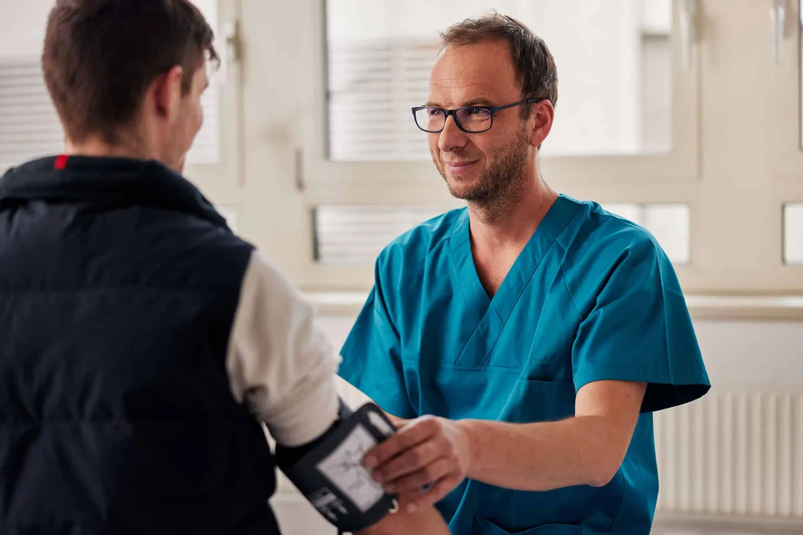 Arzt misst den Blutdruck eines Patienten