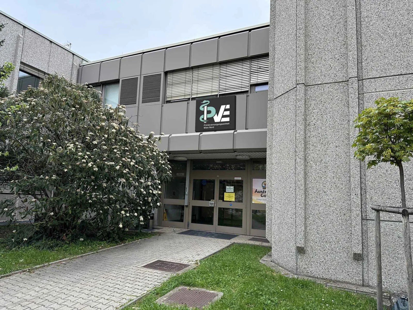 Eingang der PVE Wien Nord in der Bahnsteggasse 17–23 mit Logo über der Tür