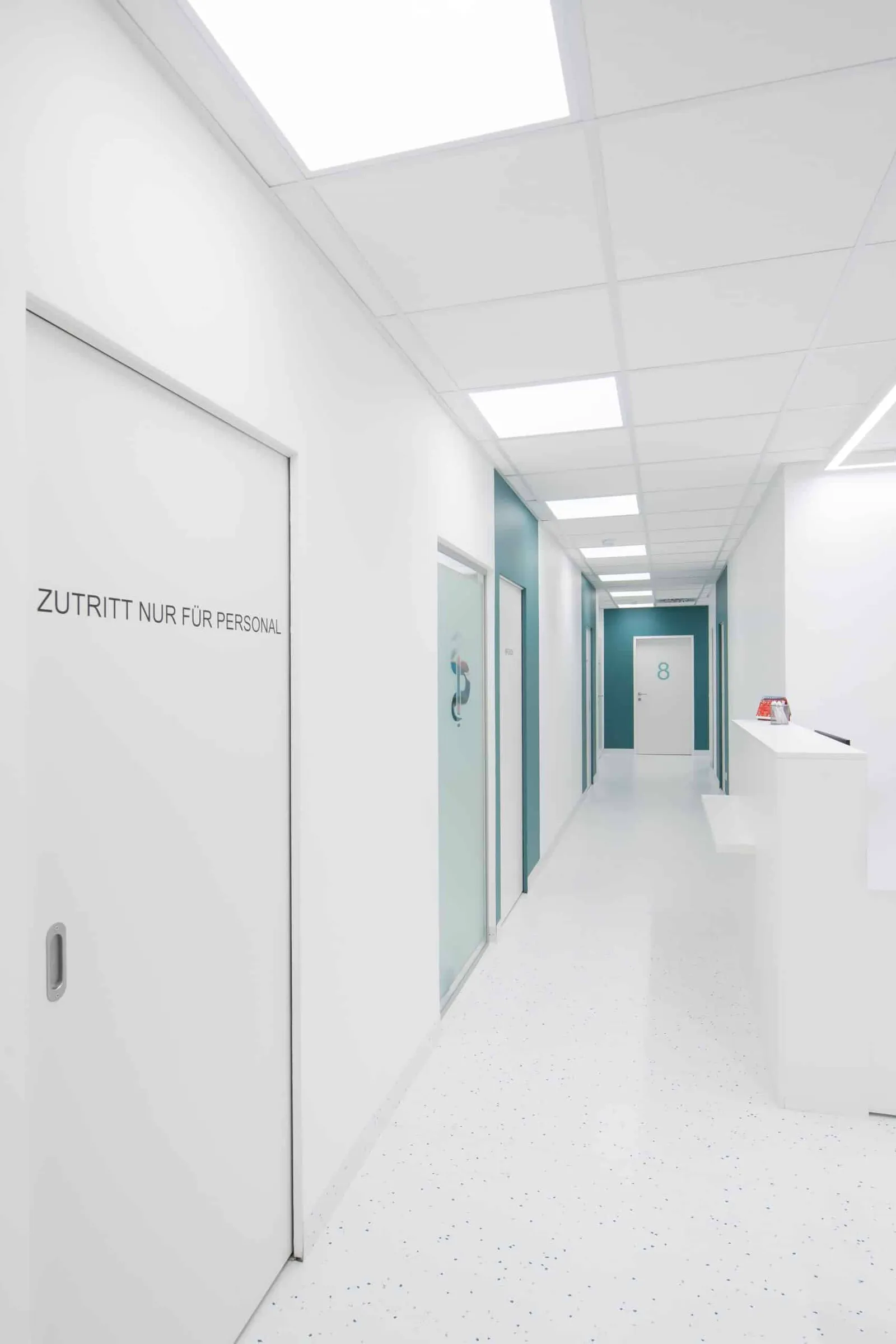 Heller Gang zu den Behandlungsräumen der Ordination